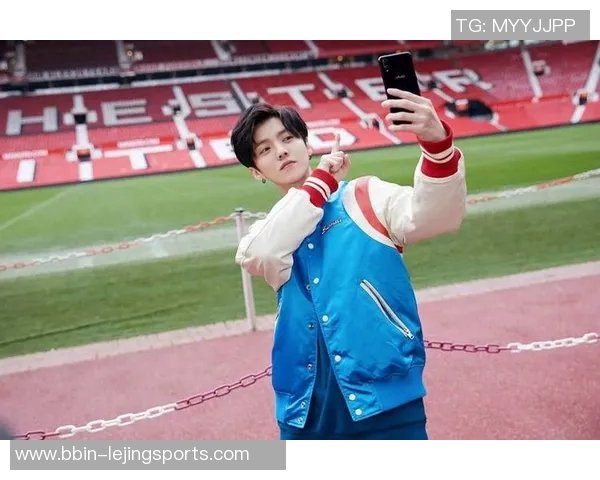 鹿晗亲手绘制足球场景展现运动魅力与艺术才华的完美结合